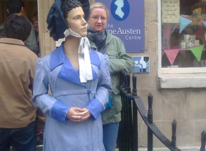 Przed Jane Austen Centre w Bath
