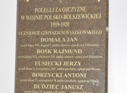 Pamiątkowa tablica upamiętniająca uczniów naszej szkoły, poległych w wojnie z bolszewikami