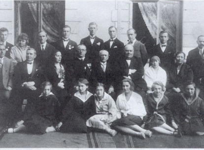 Pamiątkowe zdjęcie maturzystów wyszkowskiego gimnazjum z nauczycielami, połowa lat dwudziestych