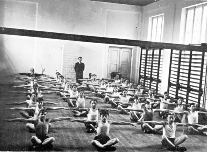 Ćwiczenia cielesne w nowej sali gimnastycznej z profesorem Kolejewskim (zginął w Modlinie we wrześniu 1939 r.). Wiosna 1939 r.