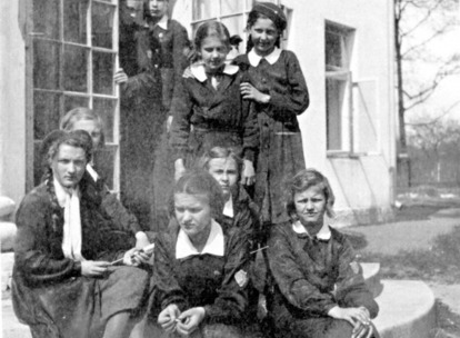 Uczniowie przed salą chemiczną, wiosna 1939 r.