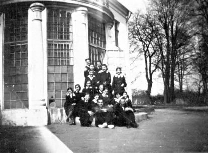 Uczniowie przed salą chemiczną, wiosna 1939 r.