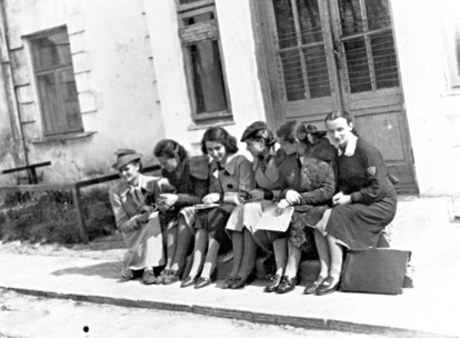 Dziewczęta po maturze pisemnej, w oczekiwaniu na egzamin ustny, wiosna 1939 r.