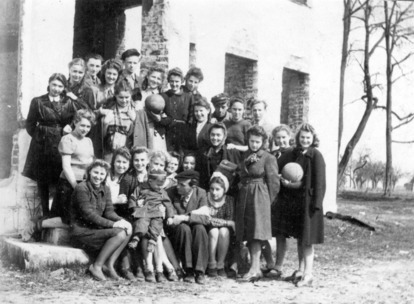 Klasa IV na schodach gimnazjum - wiosna 1945 r.