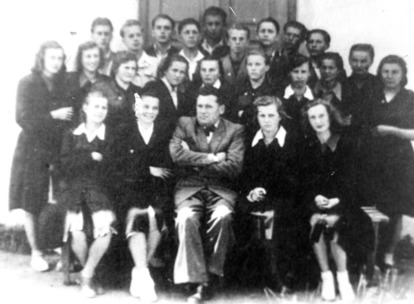 Dyrektor Wołoszczuk z młodzieżą, 1947 r.