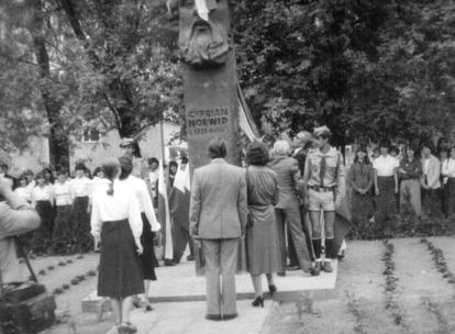 Uroczystość odsłonięcia pomnika C. K. Norwida na terenie szkoły
