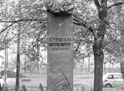 Pomnik C. K. Norwida na terenie szkoły