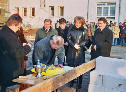 Uroczystość wmurowania kamienia węgielnego pod salę gimnastyczną - 11.12.2003 r.