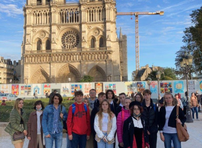 Przed odbudowywaną Katedrą Notre-Dame