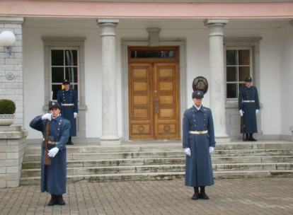 Pałac prezydencki w Tallinie - zmiana warty