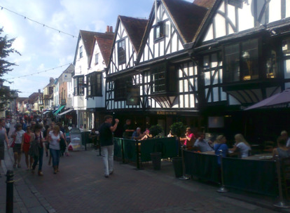 Ulica w Canterbury z budynkami z czasów dynastii Tudorów